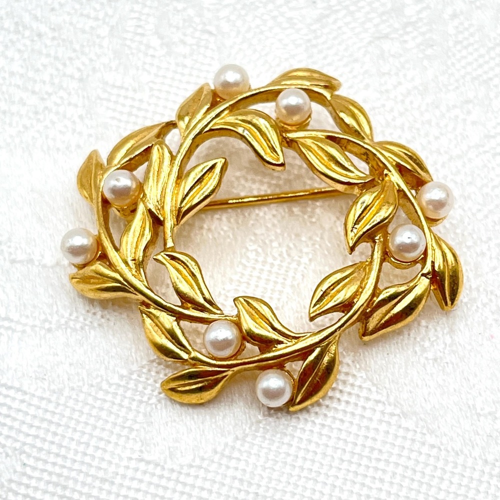 Vintage Gold Tone Trifari Brooch Pin Wreath w/ Faux Pearl Centered Leaves